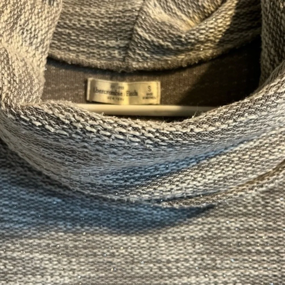 Abercrombie and‎ Fitch Small Cowl Neck Gray Sweater - Picture 4 of 5